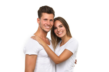 Junges Paar umarmt sich und lacht