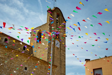Begur, Costa Brava, Katalonien, Spanien: Kirche Sant Esteve d'Esclanyà mit bunten Flaggen.