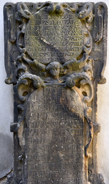 Grabmalan an einer Wand im ehemaligen Johanniskirchhof