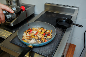 In the frying pan the cook prepares the sauce for the dish