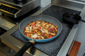 In the frying pan the cook prepares the sauce for the dish
