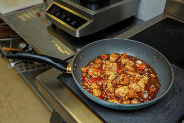 In the frying pan the cook prepares the sauce for the dish