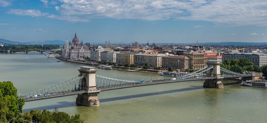 Fototapeta premium Budapest mit Kettenbrücke und Parlamentsgebäude