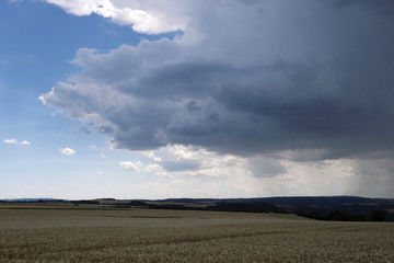 Aufziehendes Gewitter über dem Taunus - Stockfoto