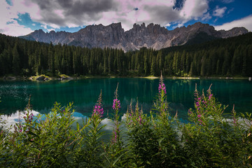 Splendida veduta del lago di Carezza in Val d'Ega, Alto Adige © Buffy1982