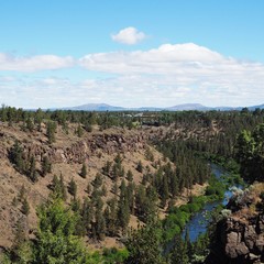 Fototapeta na wymiar Central Oregon’s beautiful Deschutes River 