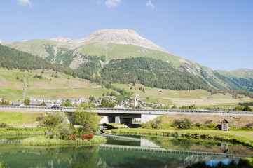 Celerina, Dorf, Kirche, Strasse, Inn, Fluss, Oberengadin, Bergbahn, Piz Saluver, Graubünden, Alpen, Sommer, Schweiz