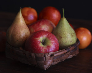 Bodegón con frutas en una cesta de mimbre