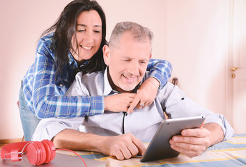 Obraz premium Portrait of couple using laptop at home