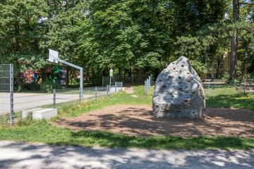 Basketball Platz und Boulder Fels im Park