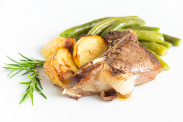 Brasato di agnello con contorno di patate al forno e fagiolini lessi