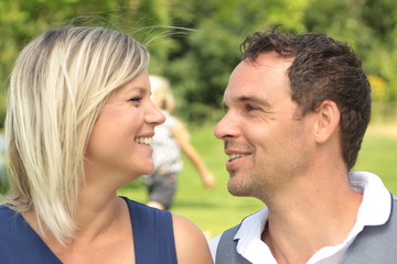 Obraz premium Happy love couple outside