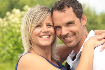 Obraz premium Happy love couple outside