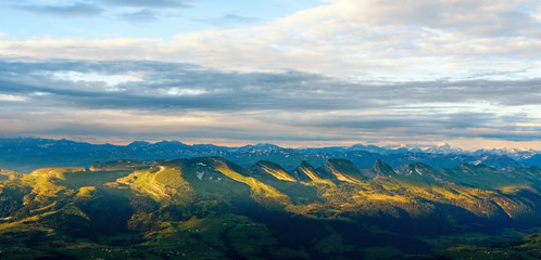 Schweizer Idylle im Sommer am Morgen: Sonnenaufgang am Gipfel des Santas mit leuchtendem Gebirge :)