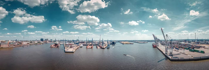 Luftaufnahme vom Hamburger Hafen mit Containerterminal bei gutem Wetter © Jonas Weinitschke