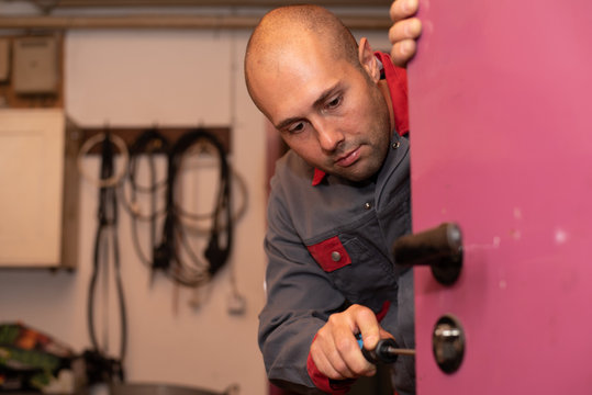 Handwerker repariert eine T&uuml;r