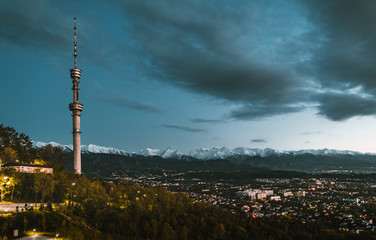 Obraz premium Sunset over the city of Almaty and a view of the Kok Tobe TV Tower
