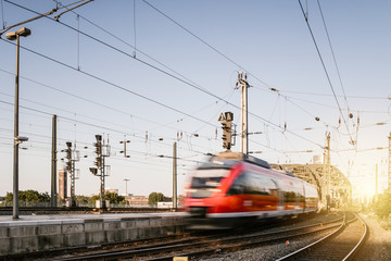 Regionalzug fährt in Kölner Bahnhof ein  - obrazy, fototapety, plakaty