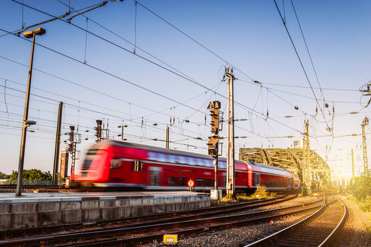 Regionalzug w&auml;hrend der Fahrt 