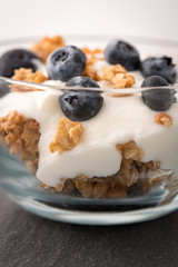 granola yogurt blueberries