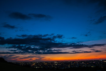 マジックアワーの空と街