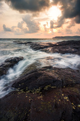 Obraz premium Beautiful golden light falling on the land before rain starts. The experience of capturing this image was absolutely stunning 