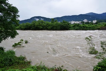 濁流が流れる大きな川
