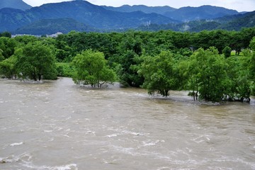 濁流が流れる大きな川