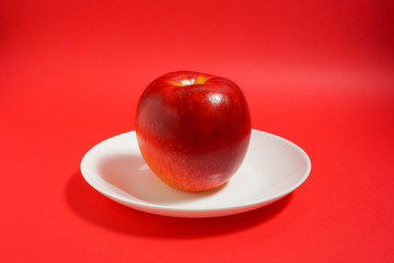 Image to eat an apple.  リンゴを食べるイメージ
