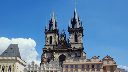 Kościół Marii Panny przed Tynem - zabytkowy gotycki kościół w Pradze, we wschodniej części Starego Miasta - widok z rynku - obrazy, fototapety, plakaty