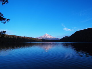 ロストレイク、フッド山と湖面に映る風景