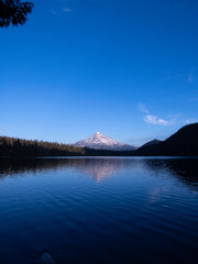 ロストレイク、フッド山と湖面に映る風景