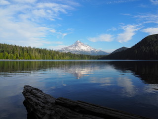 ロストレイク、フッド山と湖面に映る風景