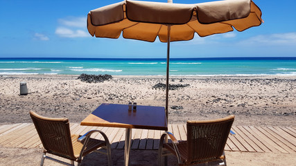 Une table et la mer