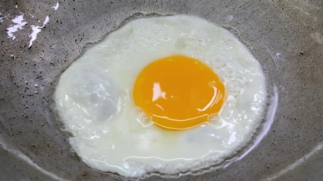 Egg in frying pan timelapse.