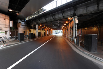 Fototapeta premium ガード下の道