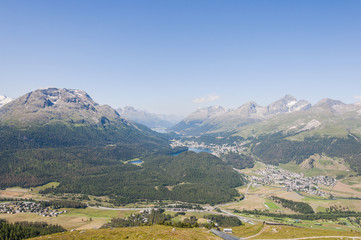 Obraz premium St. Moritz, Muottas Muragl, Bergbahn, Aussichtsberg, Oberengadin, Engadin, Alpen, Seenplatte, Wanderweg, Graubünden, Sommer, Schweiz