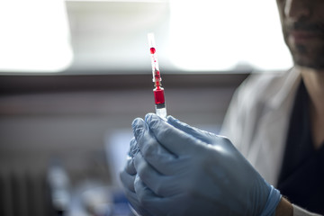 medico prepara una siringa per fare una vaccinazione