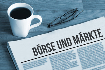 Eine Tasse Kaffee und eine Zeitung mit dem Titel Börse und Märkte