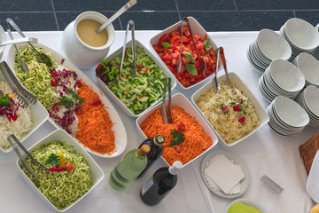 Vegetarisches frisches Salatbuffet mit verschiedenen gesunden Salaten und Gemüse von oben fotografiert