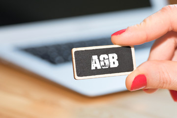 Eine Frau, ein Computer und Allgemeine Geschäftsbedingungen AGB