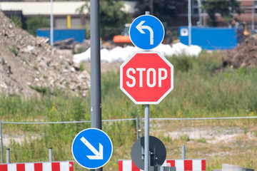 Ein Verkehrszeichen Stoppschild