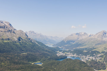 Obraz premium St. Moritz, Oberengadin, Engadin, Seenplatte, Alpen, Stazerwald, St. Moritzersee, Stazersee, Piz Julier, Piz Nair, Corvatsch, Wanderweg, Graubünden, Sommer, Schweiz