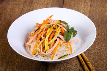 Salad vith noodle and vegetables