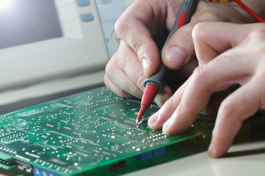 Engineer test electronic component with oscilloscope