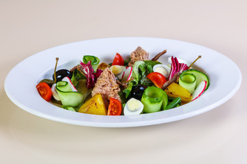 Tuna salad with vegetables