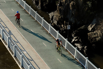 Cyclists using a cycleway in Brisbane, Australia - obrazy, fototapety, plakaty