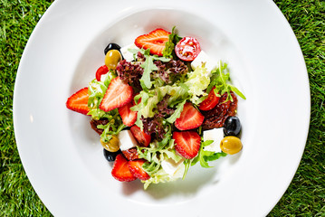 salad with strawberries