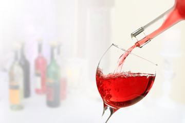 Fototapeta Wino czerwone nalewanie do kieliszka, lampka do wino. obraz