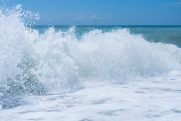 волны на берегу моря